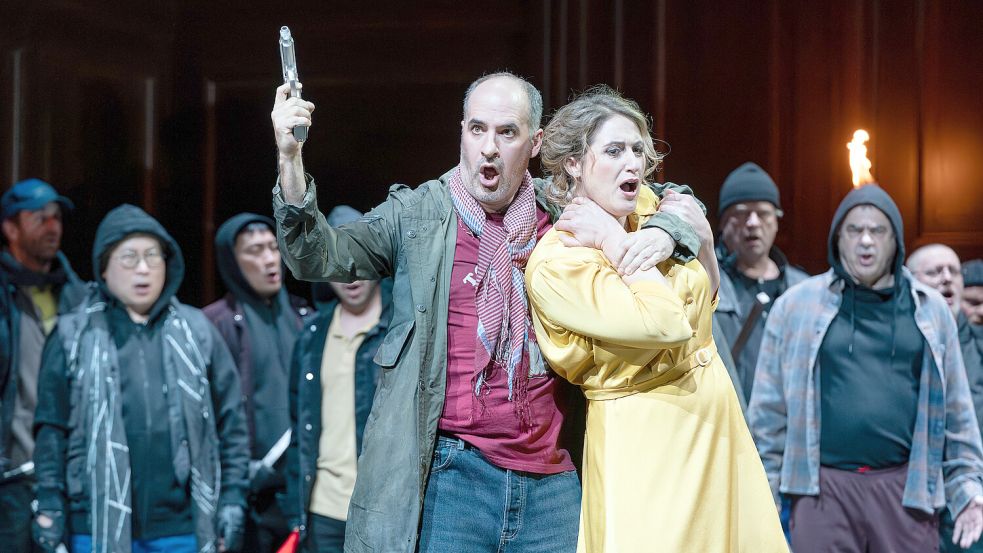 Er will sich mit Gewalt nehmen, was ihm das Leben versagt: Freischärler Stephan (Mathias Hausmann) bringt Fabrikantentochter Regina (Jacquelyn Wagner) in seine Gewalt. Foto: Tom Schulze Leipzig