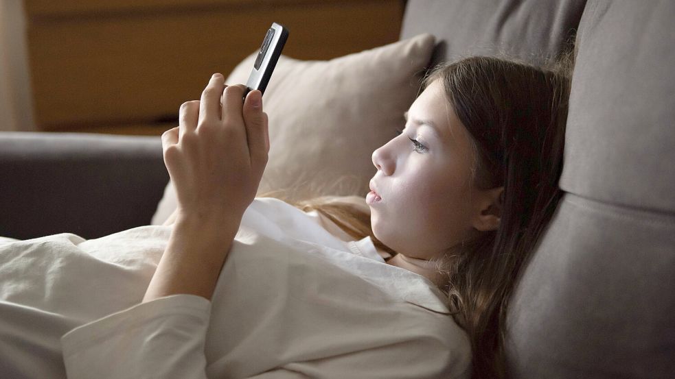 Immer mehr Jugendliche kämpfen mit Problemen wie Depressionen, ADHS, Gaming- oder Handysucht sowie Zwangsstörungen. Die Osnabrücker Journalistin Ulrike Bartholomäus hat 25 Betroffene über 18 Monate begleitet. Sie berichtet von dem Leidensdruck und dokumentiert in ihrem Buch Wege aus der Krise. Foto: IMAGO/Zoonar