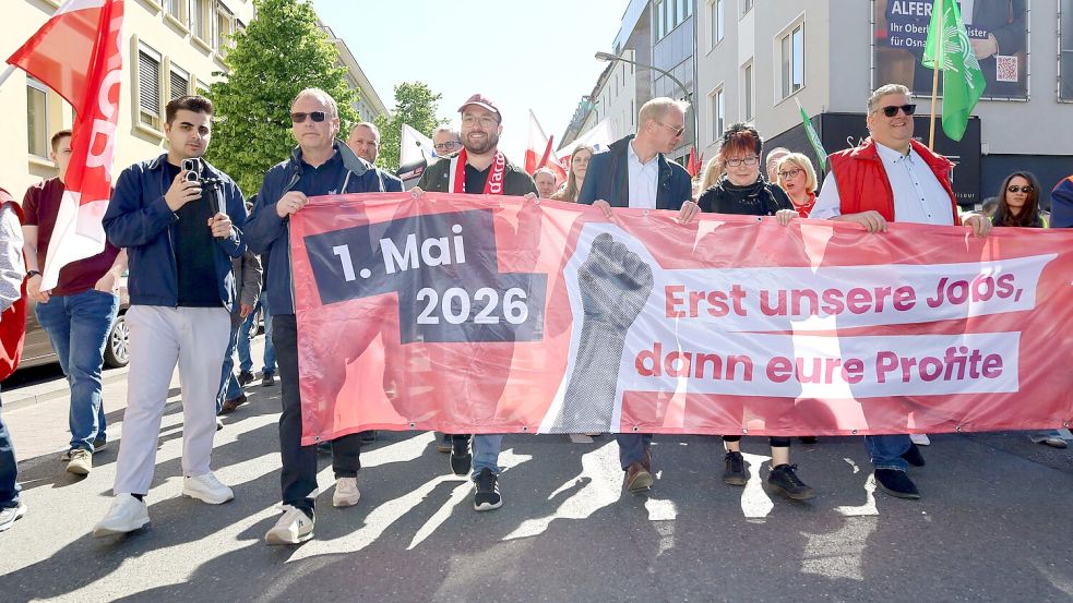 1000 Menschen nahmen an der Demo in Osnabrück zum Tag der Arbeit am 1. Mai nach Angaben der Polizei teil. Foto: Thomas Wübker
