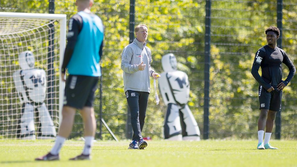 Der Aufstieg naht für den VfL Osnabrück, doch Trainer Timo Schultz und seine Mannschaft wollen fokussiert bleiben. Foto: Tobias Saalschmidt