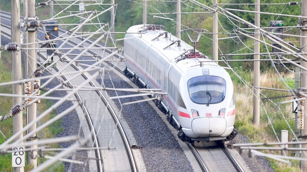 Für den Fernverkehr der Bahn gibt es eine neue Fahrscheinvariante. (Symbolbild) Foto: Julian Stratenschulte