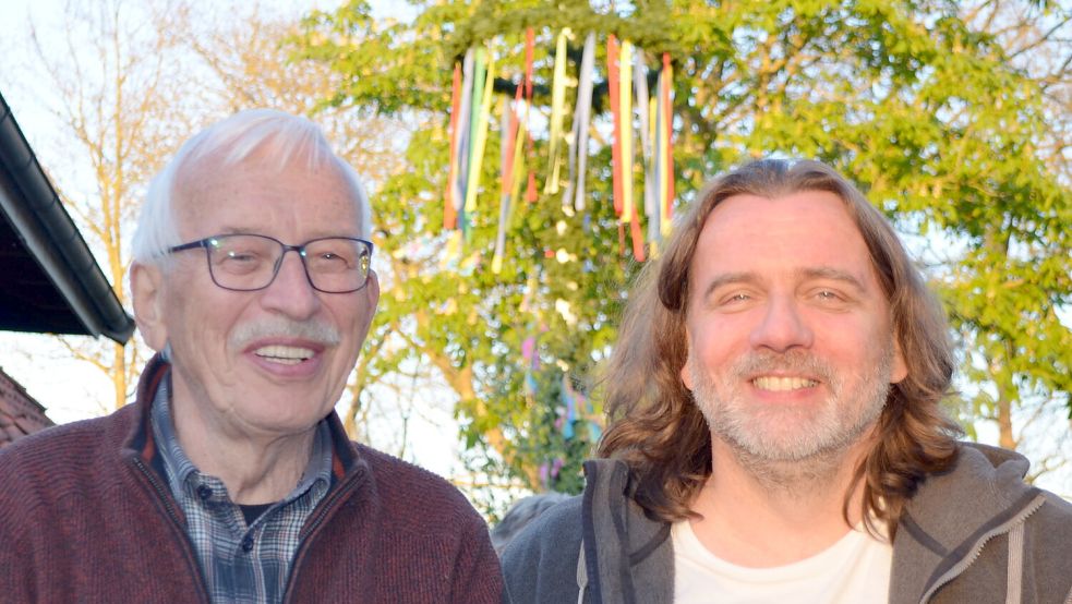 Unter dem frisch geschmückten Maibaum an der Rhauder Mühle feierten der bisherige und der amtierende Vorsitzende des Möhlenkrings Rhaude / Holte in den Mai: Nach 28 Jahren hat Heino Scharf (links) sein Vorstandsamt nun abgegeben. Zu seinem Nachfolger gewählt ist Klaas Niemeyer-Speckmann aus Rhaudermoor. Foto: Astrid Fertig