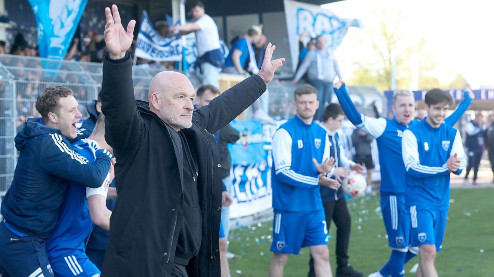Feierte am letzten Spieltag mit seinem Team den 4:2-Derbysieg gegen den VfB Oldenburg: Stefan Emmerling. Foto: Jens Doden/Emden