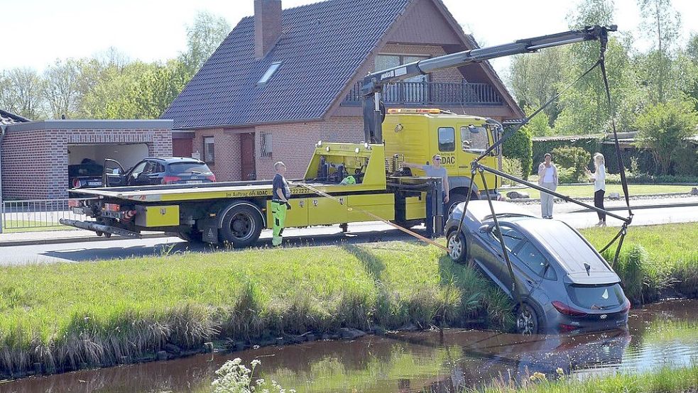 Ein Abschleppwagen barg den Hyundai in Ostrhauderfehn aus dem Wasser, nachdem er in die Wieke gerollt war. Foto: Georg Bartsch