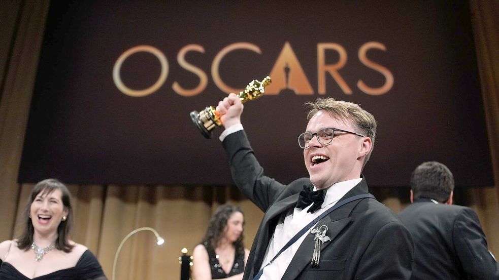Der Oscar, den Talankin hier voller Stolz in die Luft hält, ging auf dem Weg nach Frankfurt verloren. (Archivbild) Foto: John Locher/Invision/dpa