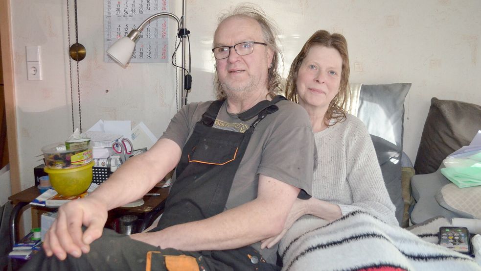 Roswitha Bethke ist bettlägerig. Sie lebt bei Heinz-Hermann Ressing in Burlage, der sich um sie kümmert. Die 60-Jährige sieht sich außerstande, ihren Hausarzt aufzusuchen. Doch in der Arztpraxis lehnte man einen Hausbesuch bei ihr ab. Foto: Astrid Fertig