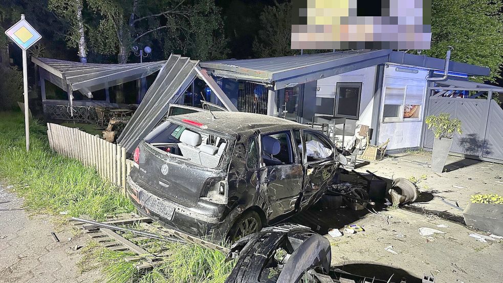 Der Wagen hatte sich überschlagen und war anschließend gegen die Pizzeria gefahren. Foto: Feuerwehr