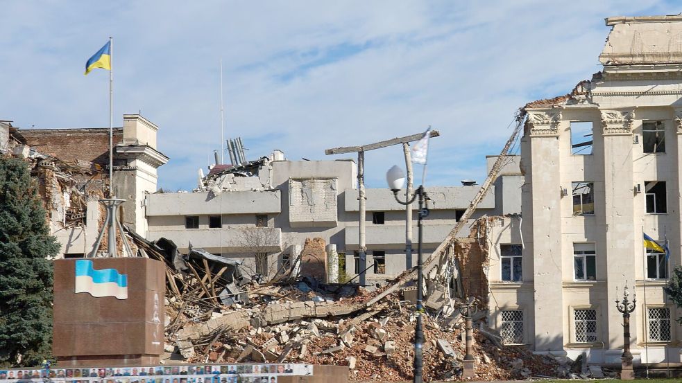Die ukrainische Stadt Cherson ist durch ständigen russischen Beschuss stark zerstört. (Archivbild) Foto: Efrem Lukatsky/AP/dpa