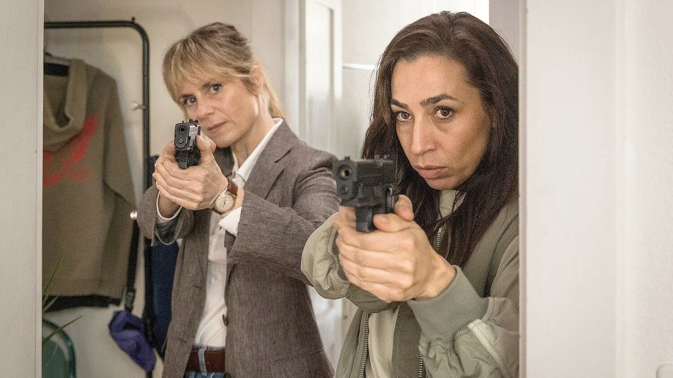 Jetzt bloß keine falsche Bewegung: Ermittlerin Tessa Ott (Carol Schuler, r.) und ihre Kollegin Isabelle Grandjean (Anna Pieri Zuercher) im Einsatz. Foto: © SRF/Sava Hlavacek