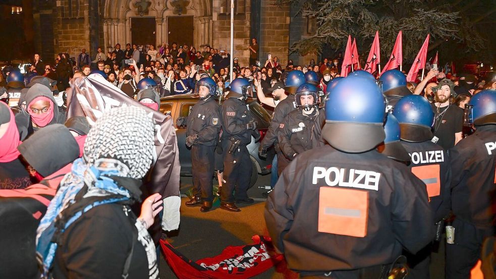 Die Gewerkschaft der Polizei spricht nach der Demonstration am Abend des 1. Mai in Berlin-Kreuzberg von einer gemischten Bilanz. Foto: Sebastian Christoph Gollnow/dpa
