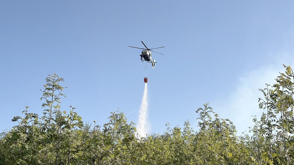 Beim Waldbrand bei Attendorn kam Hilfe aus der Luft. Foto: Berthold Stamm/dpa