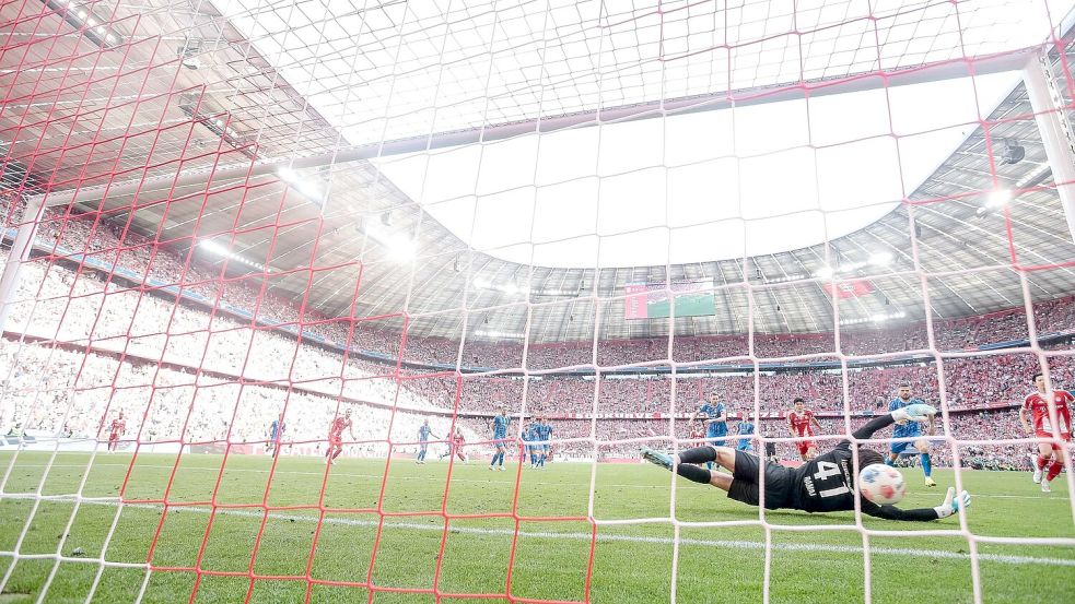 Heidenheims Schockmoment: Der Schuss von Bayern-Star Michael Olise prallt vom Pfosten an den Rücken von Torwart Diant Ramaj und kullert über die Linie. Foto: Harry Langer