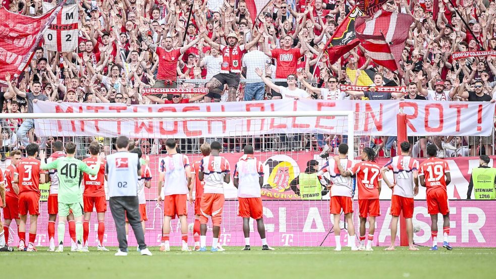 Die Fans stimmen die Bayern-Profis nach dem 3:3 gegen Heidenheim auf das Champions-League-Rückspiel gegen Paris ein. Foto: Harry Langer