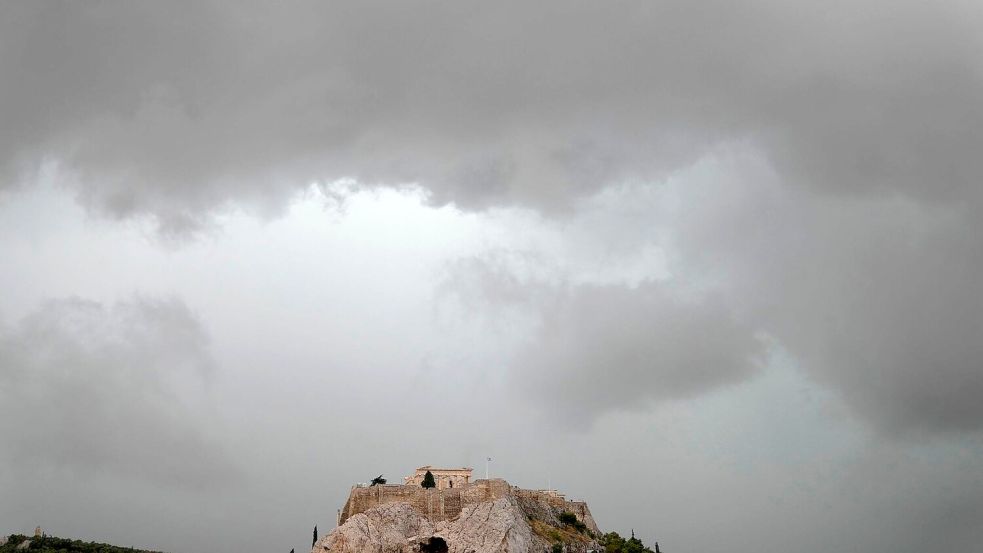 Die niedrigen Temperaturen überraschten zahlreiche Touristen, die eigentlich mit frühsommerlichem Wetter gerechnet hatten. (Archivfoto) Foto: Thanassis Stavrakis/AP/dpa