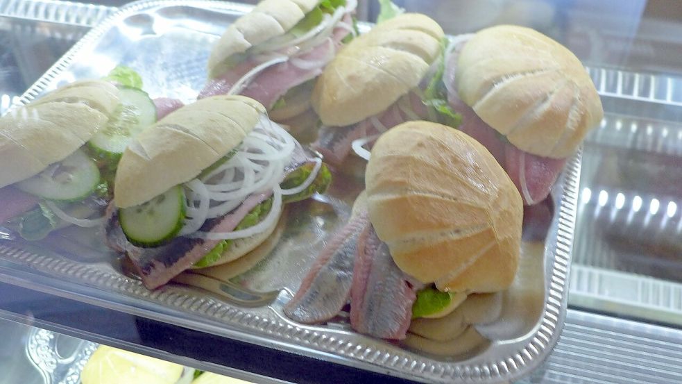 Die leckeren Matjesbrötchen fanden reißenden Absatz und waren früh vergriffen. Foto: Gerhard Bartsch