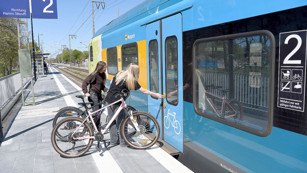 Gleich am ersten Tag, an dem wieder ein Zug in Neermoor hielt, probierten das viele Menschen aus. Diese Mädchen nahmen die Fahrräder auf eine Fahrt nach Leer mit. Foto: Melchert Stromann