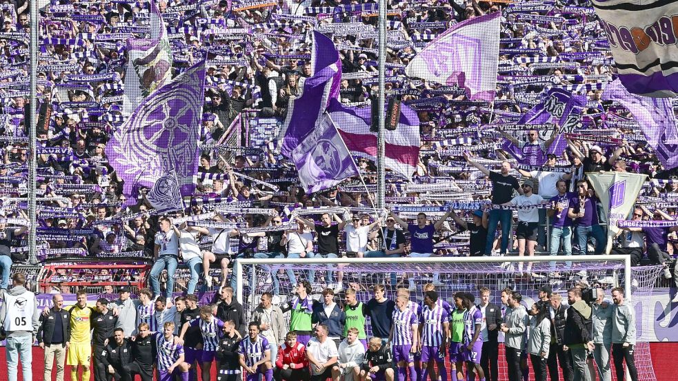 Der VfL Osnabrück steigt zum achten Mal in die Bundesliga auf. Am vergangenen Spieltag gewann er gegen Verl und feierte mit den Fans. Den Aufstieg selbst erlebte die Mannschaft auf der Anreise nach Wiesbaden. Foto: Helmut Kemme