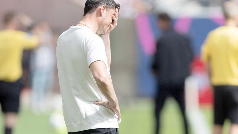 Wackelpartie in Frankfurt: Albert Riera muss um seinen Job bei der Eintracht bangen, während der Club um die europäischen Plätze spielt. Foto: imago/Kessler-Sportfotografie