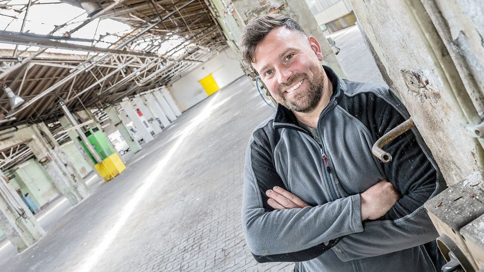 Bauunternehmer Olaf Janssen führt durch die verlassenen Cramer-Hallen an der Reimersstraße. Foto: Klaus Ortgies
