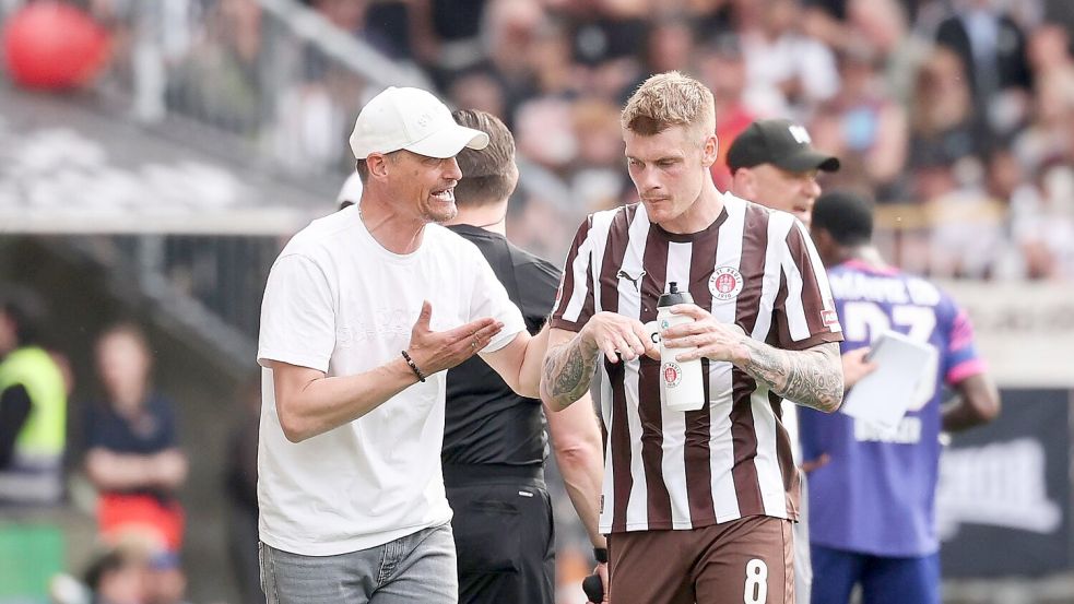 St. Paulis Trainer Alexander Blessin (l) spricht mit Eric Smith. Foto: Christian Charisius