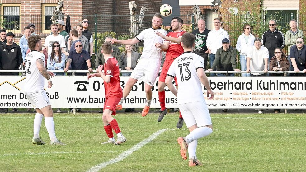 Der TuS Großheide und die FT Groß-Midlum lieferten sich ein spannendes Spitzenspiel. Foto: Wagenaar
