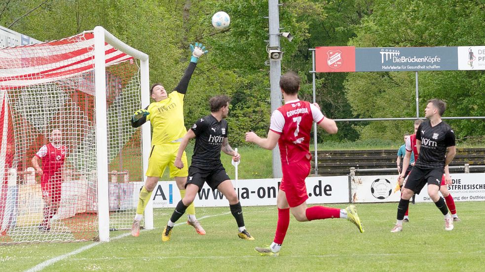 Rettungstat von Larrelts Torhüter Marc Weddermann. Fotos: Lohmann