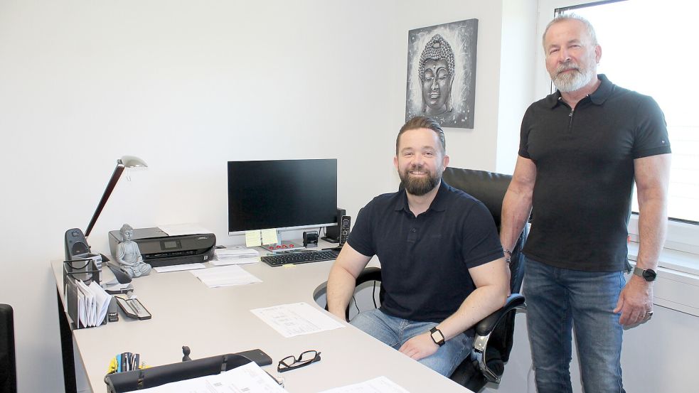 Frank Schmidt (rechts) führt seit Anfang des Jahres zusammen mit seinem Sohn Robin die Profil Gebäudereinigung, die er vor 15 Jahren gegründet hat. Fotos: Walker