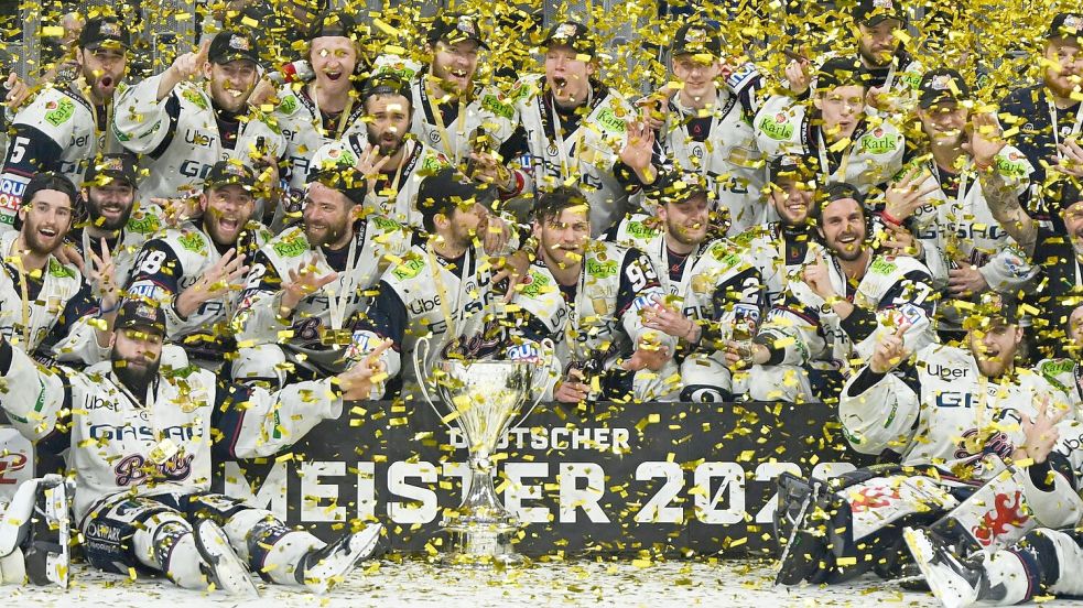Konfetti für den Meister: Die Eisbären Berlin haben es wieder geschafft. Foto: Florian Wiegand