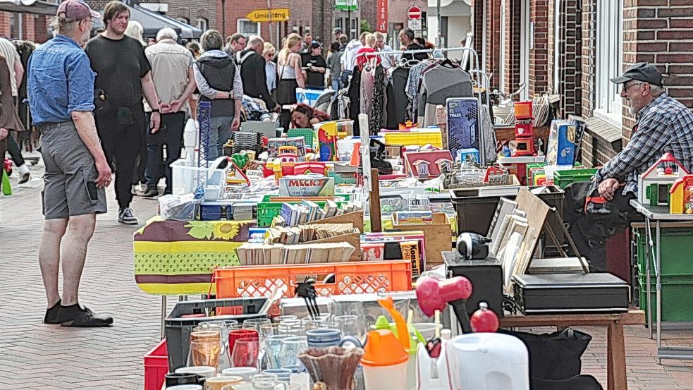 Ob Vasen oder Bücher – auf dem Flohmarkt gab es viel zu entdecken. Foto: Bodo Wolters