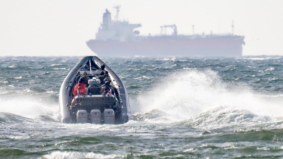 Schon mehrfach in diesem Jahr hat Schweden verdächtige Schiffe gestoppt. Das Bild zeigt einen früheren Vorfall. (Archivbild) Foto: Johan Nilsson/TT News Agency via