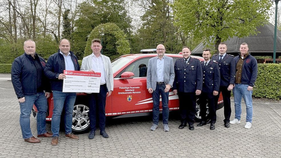 Bei der Scheckübergabe (von links): Kevin Heese, Timo Hinrichs, Frank Naber, Ludger Hespe, Kevin Frerichs, Niklas Böhmann, Matthias Schulte und Lukas Tebben. Foto: Thomas Giehl/Feuerwehr