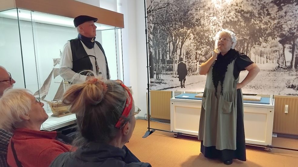Elvira Duken in der Rolle der Kolonistin Geeske, die die Franzosenzeit erklärt.