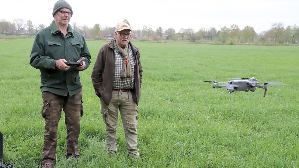 Mit der Drohne suchen die Jäger Rainer Elsen (links) und Werner Loots die Mähflächen ab. Foto: Hans Passmann