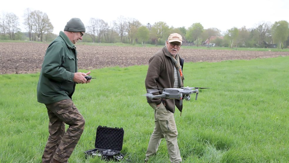 Vor der Mahd werden die gemeldeten Flächen mit Wärmebilddrohnen systematisch abgesucht. Foto: Hans Passmann
