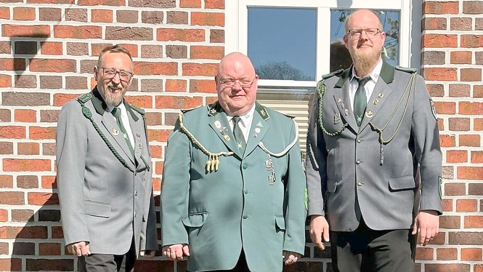 Dietmar Öttjes (Mitte) ist neuer Schützenkönig der Folmhuser Schützen. Als Adjutanten stehen ihm Max Meyer (links) und Thomas Bildhauer (rechts) zur Seite. Foto: Schützenverein Folmhusen
