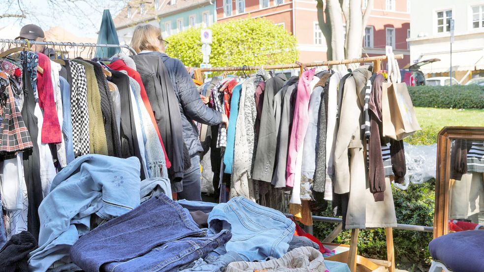 Auf Flohmärkten lassen sich immer wieder kleine Schätze finden. Foto: IMAGO/CHROMORANGE