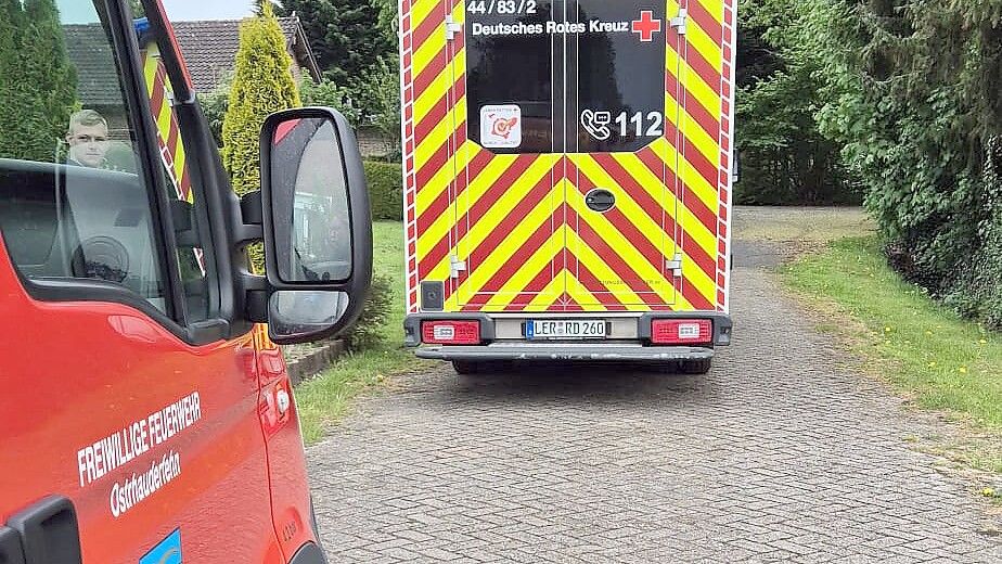 Die Feuerwehr Ostrhauderfehn und der Rettungsdienst rückten am Montag zu einer angeblichen Türöffnung in die Kurze Straße aus. Foto: Sascha Block/Feuerwehr Ostrhauderfehn