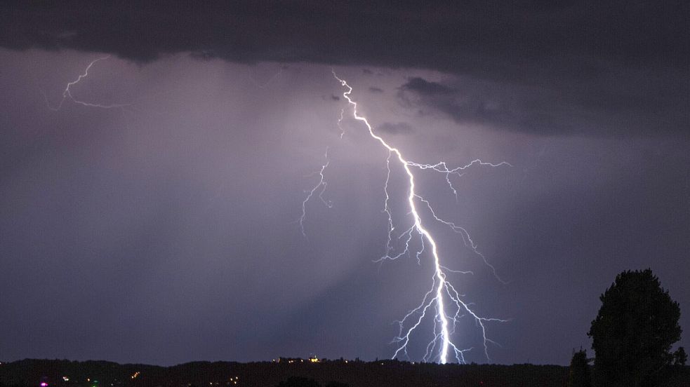 Der Deutsche Wetterdienst (DWD) warnt am Montagabend vor starkem Gewitter in der Region Osnabrück. Foto: dpa/Robert Michael