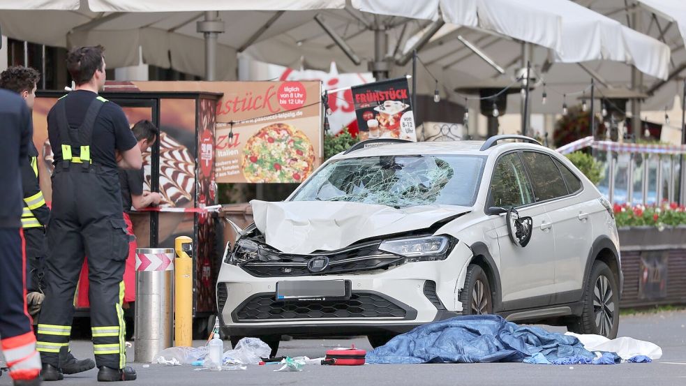 Zwei Menschen sind gestorben, nachdem ein Auto in eine Menschengruppe in Leipzig gefahren ist. Foto: Jan Woitas/dpa
