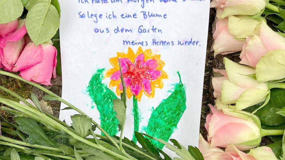 Eine Frau hat mit einem gemalten Bild eine emotionale Botschaft hinterlassen. Foto: Andre Jahnke/dpa