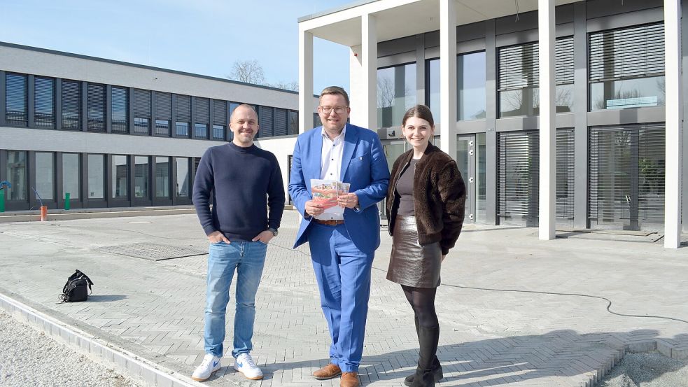 Barßels Marktmeister Daniel Weber (links), Bürgermeister Nils Anhuth und Sarah Rohde, die sich bei der Gemeindeverwaltung um Veranstaltungen und Öffentlichkeitsarbeit kümmert, haben eine Offensive gestartet, um den Barßeler Wochenmarkt breiter aufzustellen. Mit Erfolg: Ab dem Sommer gibt es dort wieder mehr Händler. Der erste, Rolf de Vries mit seinem Stand Flower Power startet bereits an diesem Donnerstag, 7. Mai, in Barßel. Foto: Astrid Fertig