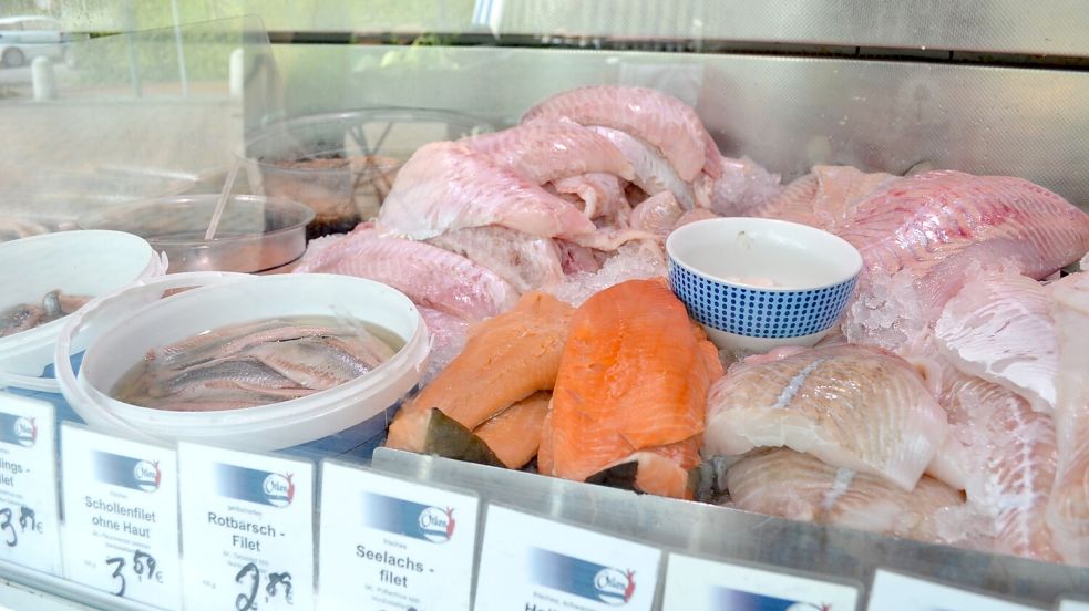 Ötken - die Fischmanufaktur aus Bremerhaven ist seit gut einem Jahr der einzige Stand auf dem Wochenmarkt in Barßel. Das ändert sich jetzt: Ab dieser Woche gesellt sich Rolf de Vries aus dem Ammerland mit seinem Stand Flower Power zum Fischwagen. Weitere Marktstände mit anderen Produkten sollen folgen. Archivfoto: Fertig