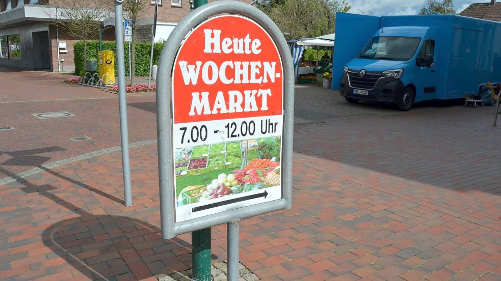 Bislang findet der Wochenmarkt in Barßel donnerstagvormittags auf dem Dorfplatz statt. Der Wochentag wird beibehalten - aber der Ort, an dem die Marktstände aufgebaut werden, wird verlegt vor das Rat- und Bürgerhaus. Ab Juli wird der Barßeler Wochenmarkt dann donnerstags von 7 bis 14 Uhr auf dem Theodor-Klinker-Platz stattfinden. Foto: Fertig