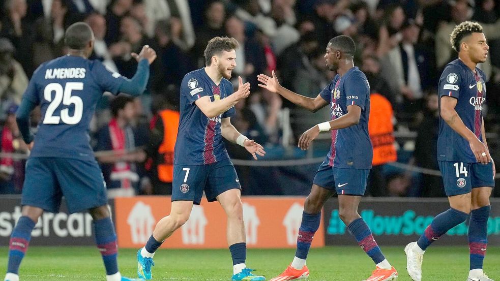 Sie muss die Bayern-Abwehr aufhalten: Chwitscha Kwarazchelia (l) und Ousmane Dembélé trafen beim irren 5:4 in Paris jeweils zweimal. (Archivbild) Foto: Christophe Ena