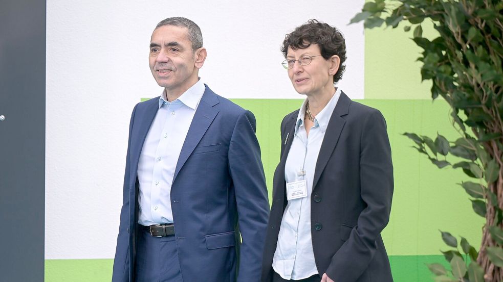 Biontech-Gründer Ugur Sahin und Özlem Türeci scheiden aus dem Unternehmen aus. (Archivbild) Foto: Sebastian Christoph Gollnow
