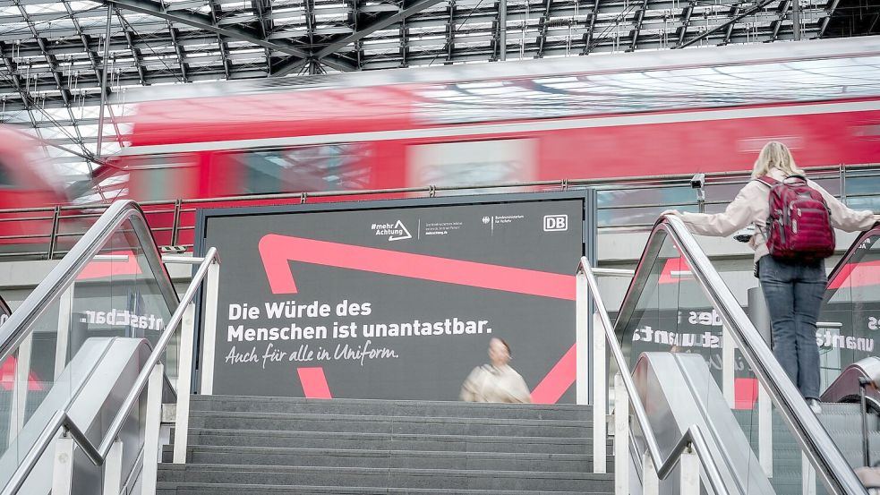 Neben Sicherheitsmaßnahmen sollen Plakate in Bahnhöfen und Bahnen für weniger Gewalt sorgen. Foto: Kay Nietfeld/dpa