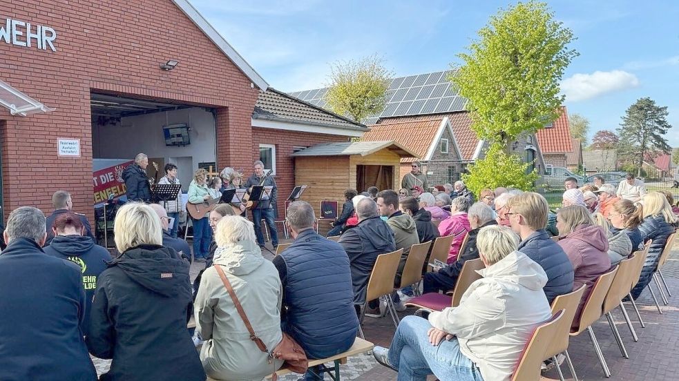 Sehr gut besucht war der besondere Gottesdienst vor dem Feuerwehrhaus in Steenfelde. Foto: Kirchenkreis Rhauderfehn
