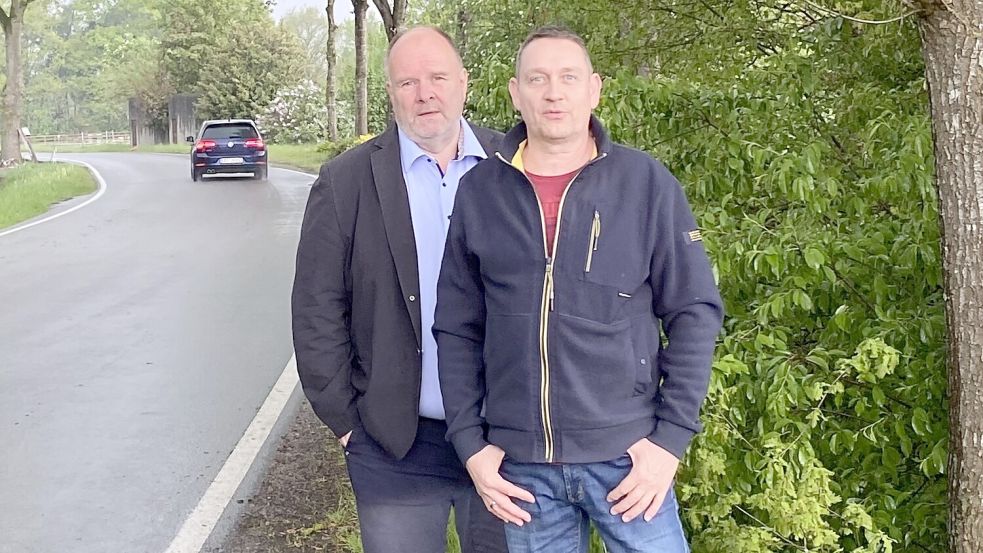 Völlens Ortsbürgermeister Jan-Uwe Kromminga (links) und Bernd Knipper, stellvertretender Ortsbürgermeister von Völlen, stehen an der Domänenstraße. Die beiden Politiker fordern im Namen des Ortsrats eine Geschwindigkeitsbegrenzung für diese Straße. Foto: Privat