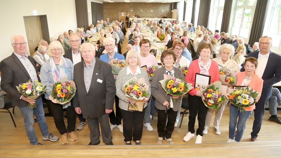Die geehrten Mitglieder mit Vorstand (von links): Ludger Niehaus, Regina Bunger, Reinhold Looschen (Vorstand) , Werner Fuhler, Maria Bartels, Elisabeth Fuhler, Rosa Strohschnieder, Hedwig Ewen Christa Dwertmann, Agnes Fuhler, Elisabeth Meyer, Maria Trenkamp und Heribert Mählmann (CSW). Foto: Hans Passmann