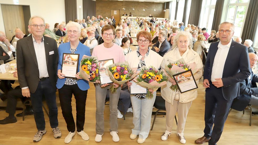 Die Leiter der Ausgabestellen wurden geehrt (von links): Reinhold Looschen (Vorstand), Maria Bartels, Rosa Strohschnieder, Christa Dwertmann, Elisabeth Meyer, Heribert Mählmann (Caritas-Sozialwerk). Foto: Hans Passmann